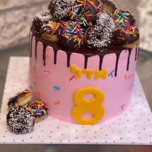 עוגה מעוצבת עם מיני דונאטס