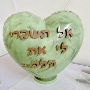 ביצת הפתעה ענקית