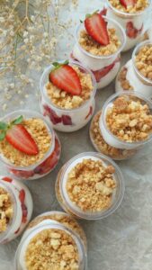 קינוחי כוסות קרם גבינה פירורים